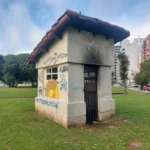 Fuego intencional en Plaza España: prendieron fuego una casilla y acudieron los Bomberos