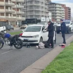 Choque entre dos autos y una moto en Félix U. Camet y Strobel terminó con una mujer lesionada