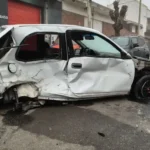 Joven alcoholizado escapó de un control y en la fuga chocó a vehículos estacionados