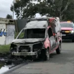 Se incendió una camioneta de correo en la Ruta 2 y quedó destruida