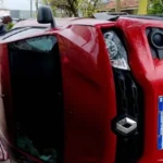 Un auto volcó y quedó bloqueando la calle Pellegrini