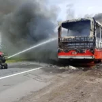 Susto en la Ruta 226 por el incendio total de un micro que trasladaba a adolescentes