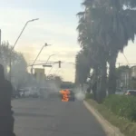Un auto se prendió fuego en plena avenida Constitución