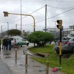 Violento choque entre un camión con tolva y un auto en Batán