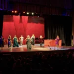 Una compañía teatral de adultos mayores presenta “La última opción” y vuelve a actuar por una causa solidaria
