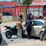 VIDEO: moto quedó clavada en un auto tras un choque por una maniobra imprudente