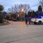 Accidente entre un auto y una moto en San Juan y Saavedra