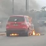 Se incendió una VW Suran frente al Parque Camet y debieron intervenir los Bomberos