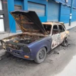 Incendiaron un auto en Luro y 228 y después fueron a buscar los cables entre las cenizas