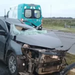 Impactante choque en la Ruta 11: un auto quedó destruido tras embestir una columna en Playa Dorada