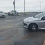 Choque en la Ruta 11 frente al ingreso del barrio Félix U. Camet: importantes daños y tránsito cortado
