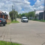 Chocaron una camioneta y un auto en una esquina que tiene reductores de velocidad